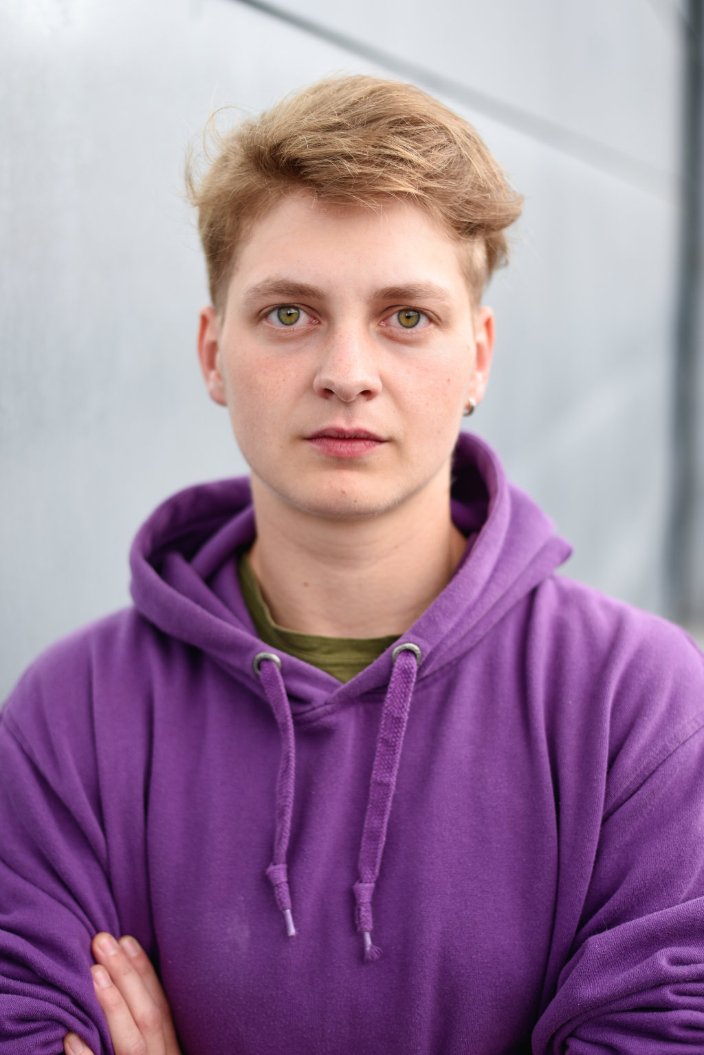 Henning Mittwollen mit lila Hoodie.